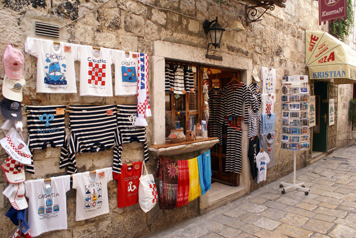 Сувенирный магазинчик в центре Трогир, Хорватия
