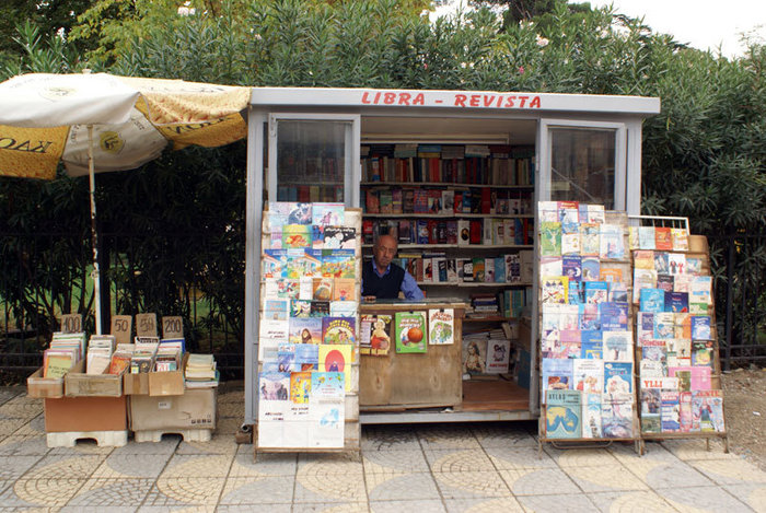 Книжный киоск Тирана, Албания
