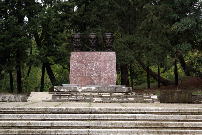 Памятник трем братьям Тирана, Албания