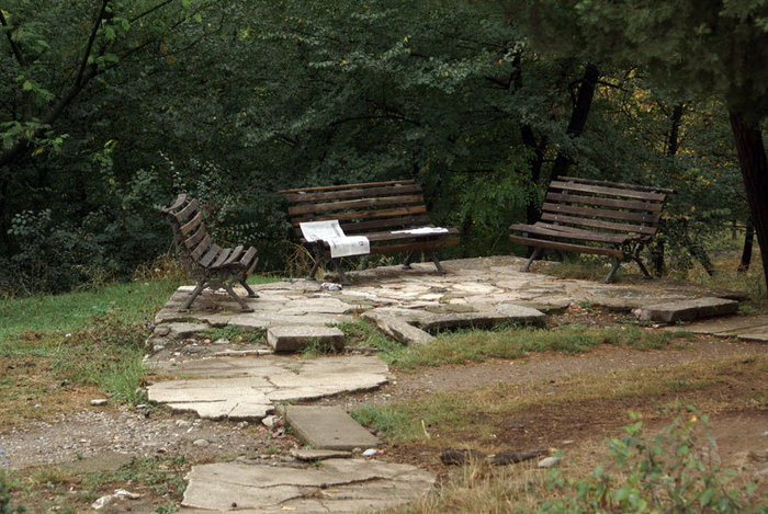 Скамейки в парке Тирана, Албания