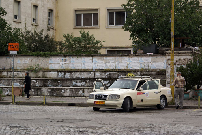 Стоянка такси — конечно, Мерседес Тирана, Албания
