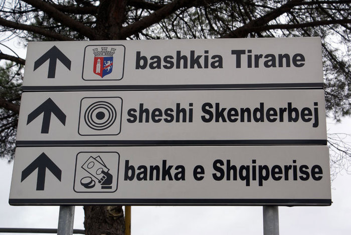Дорожные указатели Тирана, Албания