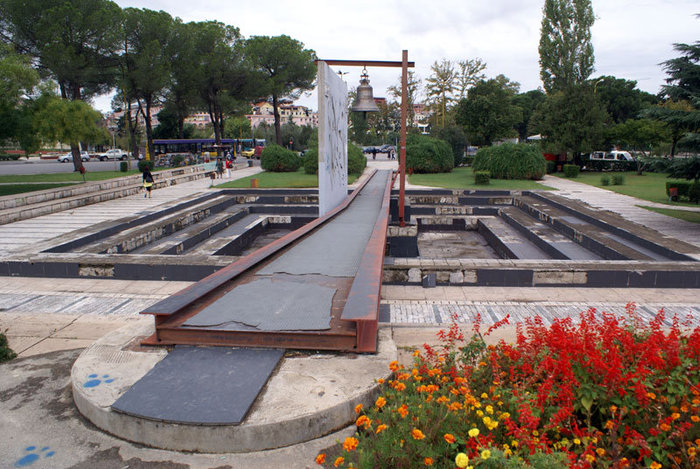 Памятник перед музеем Энвера Ходжи Тирана, Албания