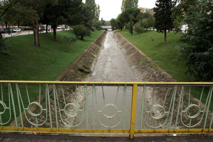 Река в центре Тираны Тирана, Албания