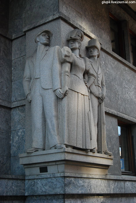 А эта скульптурная композиция находится на самой ратуше и рассказывает о борьбе пролетариата с буржуазией: норвежская девушка явно предпочитает юношу из рабоче-крестьянской семьи. Осло, Норвегия