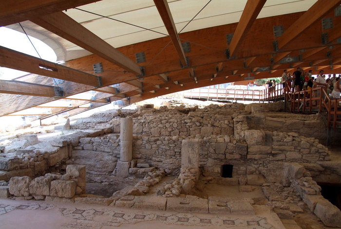 внутри шатра над раскопками сделаны мостики Пафос, Кипр