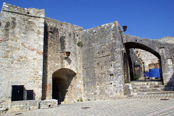 Вход в старую крепость Улцинь, Черногория