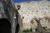 Стена и дерево в крепости
