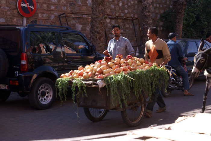 Торговцы с тележкой в Марракеше Марракеш, Марокко