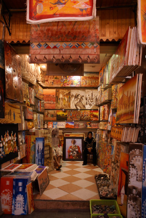В художественном  магазине Марракеш, Марокко