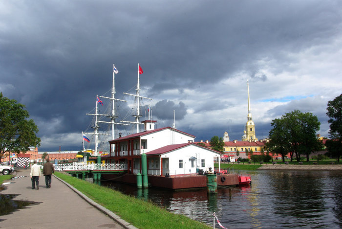 У Петропавловки Санкт-Петербург, Россия