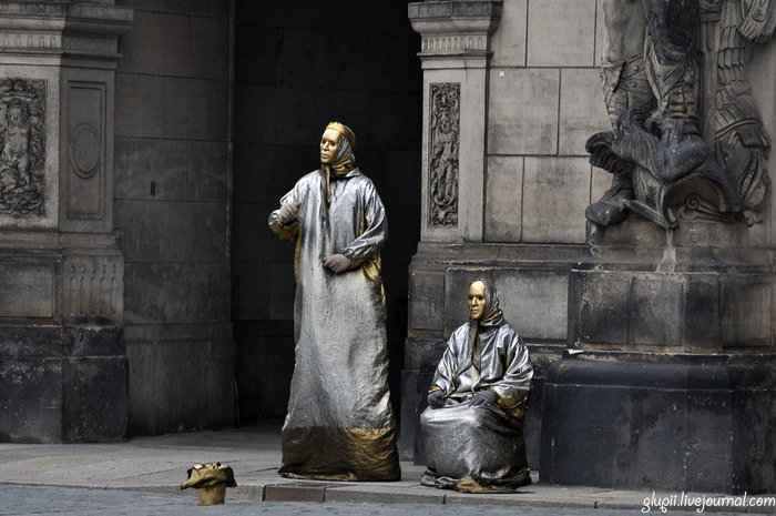 Излюбленный вид заработка — живые статуи. Кинь монетку и они изменят позу. Дрезден, Германия
