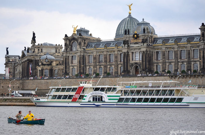 Можно запросто прийти со своей лодочкой и поплавать по Эльбе прямо в центре города. Дрезден, Германия