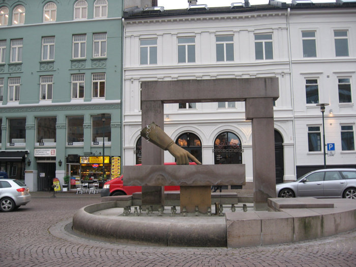 Памятник-перчатка расположен на месте, с которого ведет начало история города, и изображает он руку короля Кристиана в перчатке, пальцем указывающую, что именно здесь необходимо заложить город Осло Осло, Норвегия