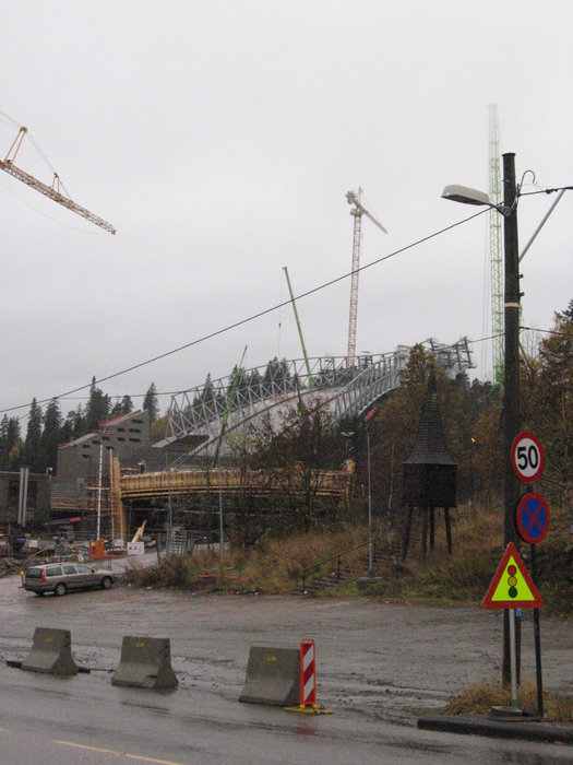 Строительство нового лыжного трамплина в Хольменколлен на окраине Осло.
Новый трамплин должен принять соревнования Скандинавской секции мирового лыжного первенства в 2011 году. Осло, Норвегия