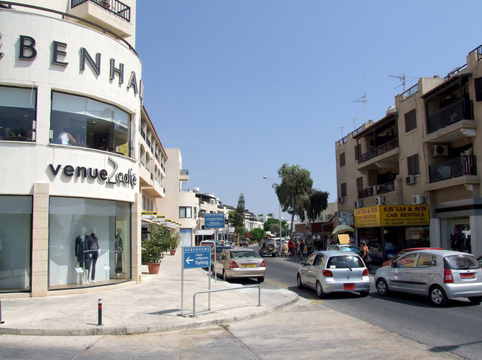 торговый центр (слева), на втором этаже — кафешка Пафос, Кипр