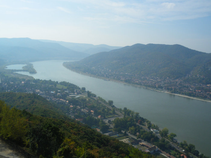 Излучина Дуная, где река меняет направление течения на 90 градусов Область Пешт, Венгрия