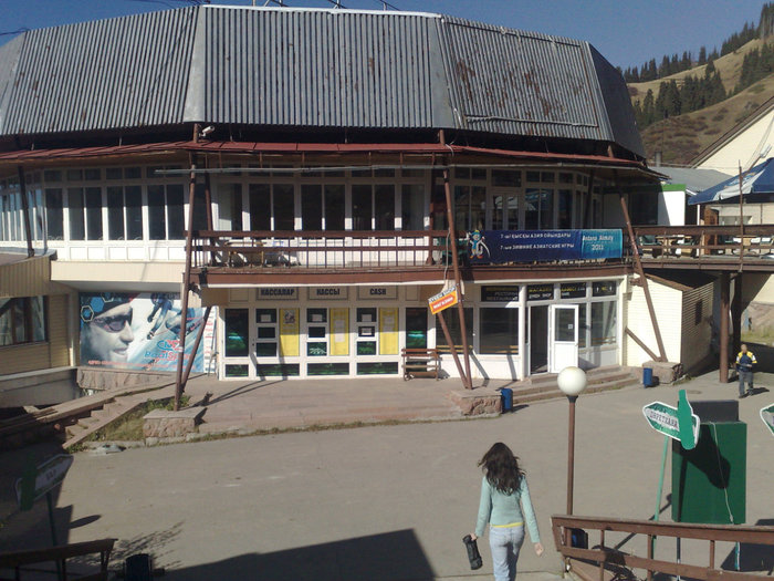 Ресторан Чимбулак и кассы по продаже билетов на канатную дорогу. Чимбулак, Казахстан