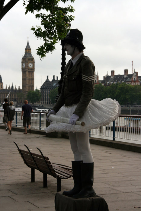 мим на набережной Темзы Лондон, Великобритания