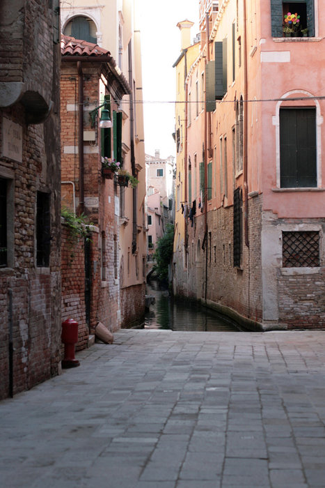 улица переходящая в канал Венеция, Италия