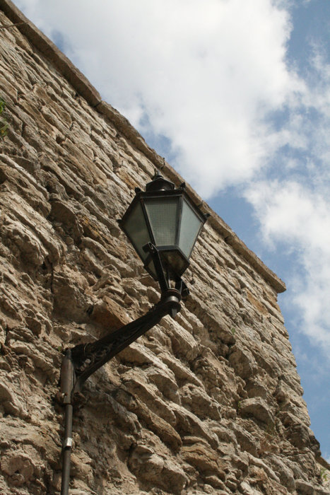фонарь на крепостной стене Таллин, Эстония