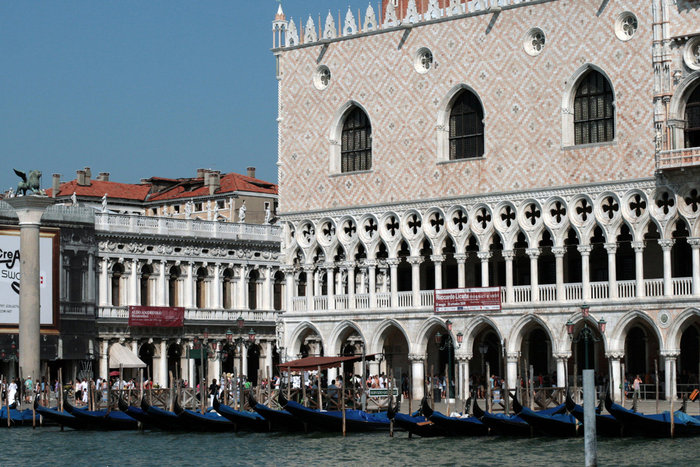 гондолы возле Дворца дожей Венеция, Италия
