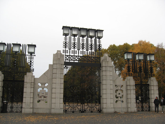 Главные ворота служат непосредственно входом в парк. Они состоят из пяти больших ворот, двух маленьких для пешеходов и двух крытых медью контрольно-пропускных пунктов, оба украшенных флюгерами. Осло, Норвегия