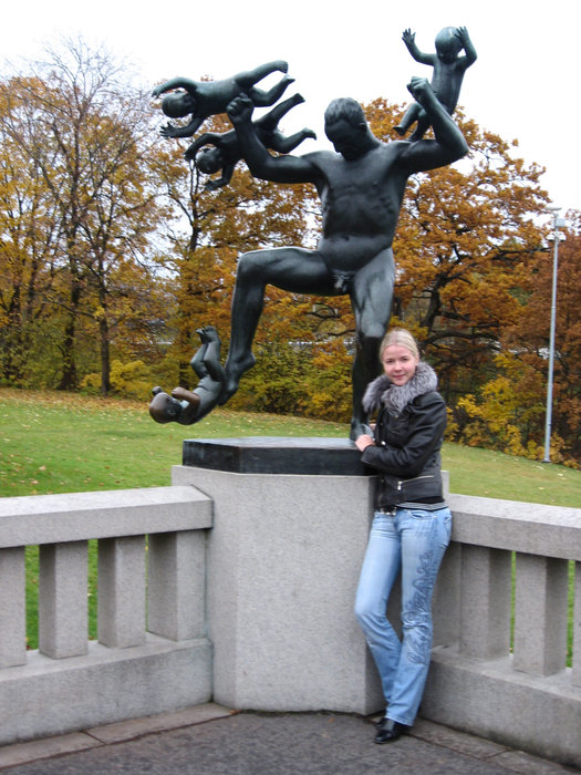 Статуя, которая показывает взрослого мужчину, отбивающего орду крошечных младенцев. Осло, Норвегия
