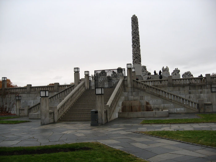 Плато «Монолит» — каменная платформа, окружённая ступенями, которая служит основанием для центральной фигуры парка «Монолит». Осло, Норвегия