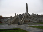 Плато «Монолит» — каменная платформа, окружённая ступенями, которая служит основанием для центральной фигуры парка «Монолит».