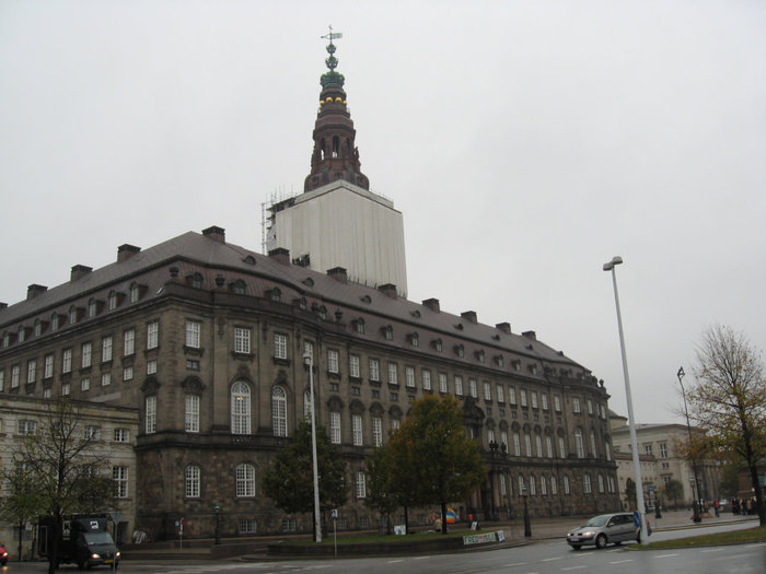 Королевский дворец Христиансборг — одна из резиденций королевской семьи и место, где заседает датский парламент Копенгаген, Дания