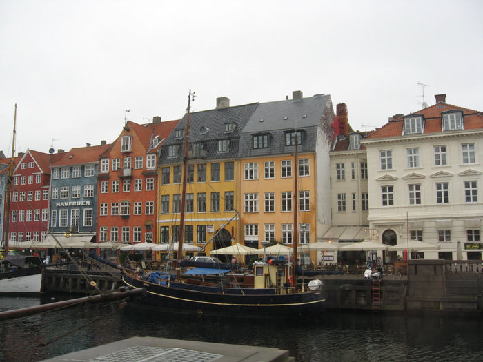 набережная канала Nyhavn, здесь в разные годы жил и творил Ханс Кристиан Андерсен Копенгаген, Дания