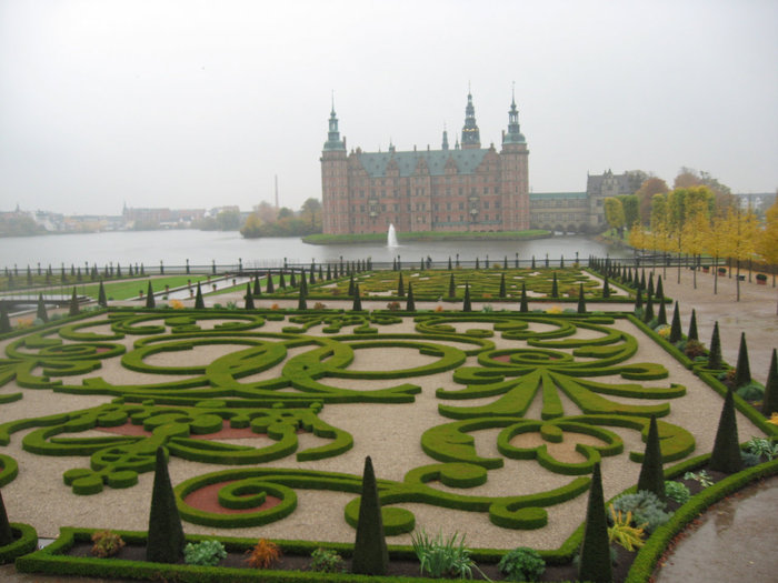 Роскошный замок в стиле голландского ренессанса на берегу живописного озера Копенгаген, Дания
