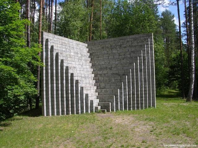Пирамида двойного негатива Вильнюс, Литва