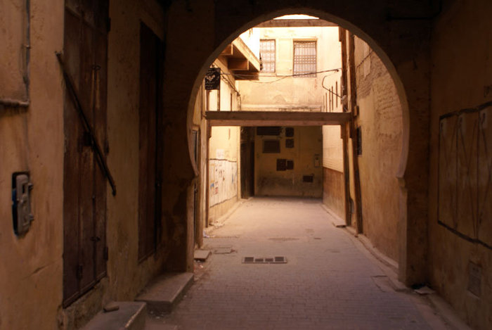 На пустой улочке Фес, Марокко
