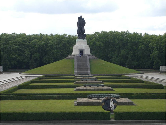 Вид на скульптуру советского воина Берлин, Германия
