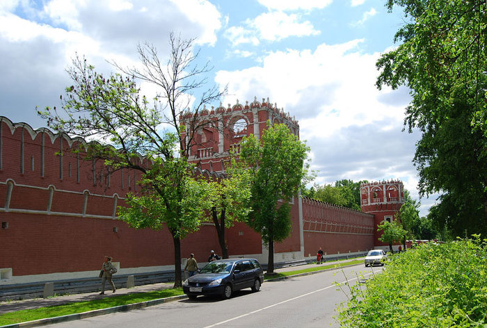 Наружние стены ныне действующего Донского монастыря. Москва, Россия