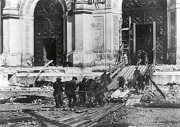 5 декабря 1931 года храм Христа Спасителя взрывают коммунисты. Москва, Россия