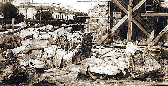 Разрушенные горельефы. Москва, Россия