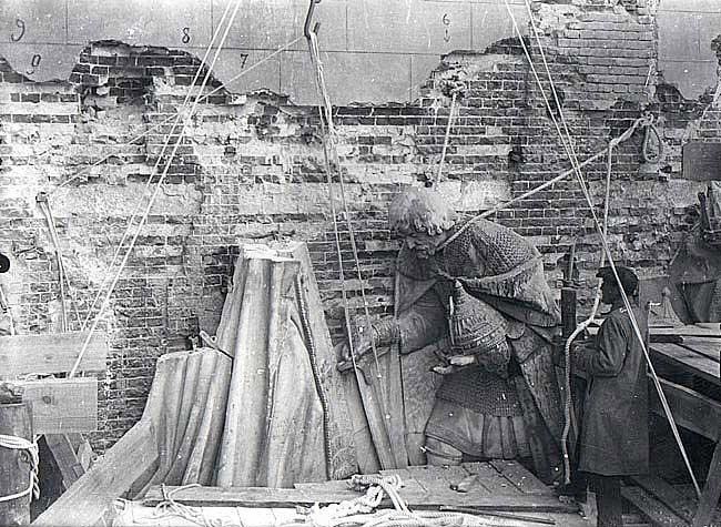 Музейным работникам разрешают вывезти фрагменты храма, благодаря этому были разобраны и переправлены в Донской монастырь несколько гигантских горельефов. Москва, Россия