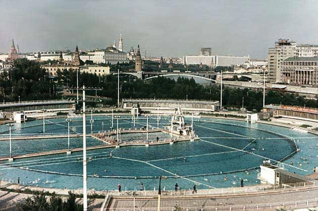 Из-за ВОВ вместо Дворца Советов строят открытый плавательный бассейн Москва, в котором около 30 последующих лет зимой и летом безмятежно плавают москвичи. Москва, Россия