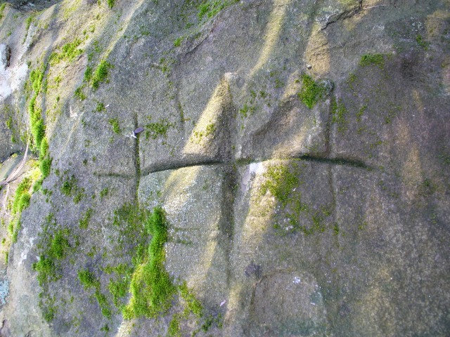 38. Кресты и углубления на одном из камней рядом с дольменной группой Сочи, Россия