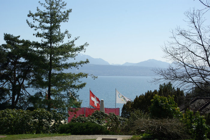Вид на озеро Леман (Женевское озеро) с площадки музея Олимпийских игр Лозанна, Швейцария