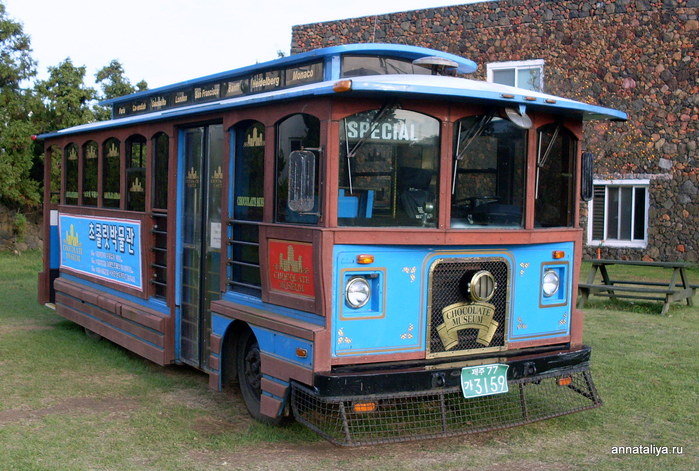 На зеленой лужайке перед замком стоит старинный школьный автобус, в который хоть и нельзя забираться, зато можно осмотреть со всех сторон. Чеджу, Республика Корея