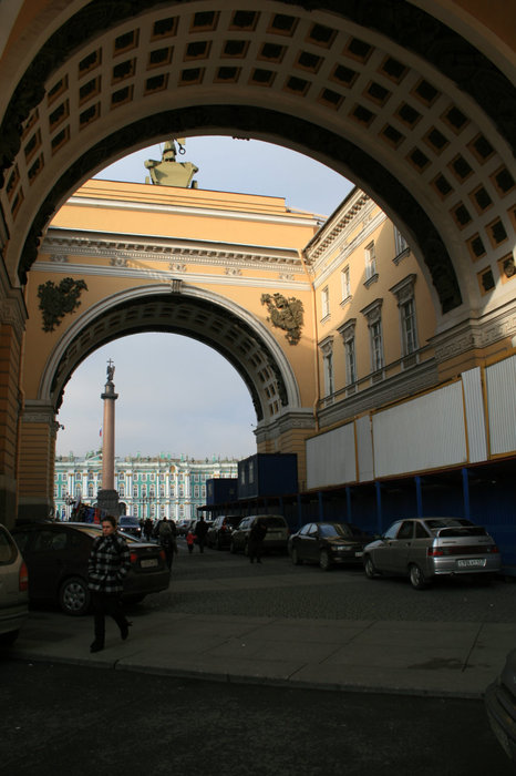 К арке и Дворцовой пл. примыкают дома № 1 и №2, построенные Росси К. И. в 1819-1829. Санкт-Петербург, Россия