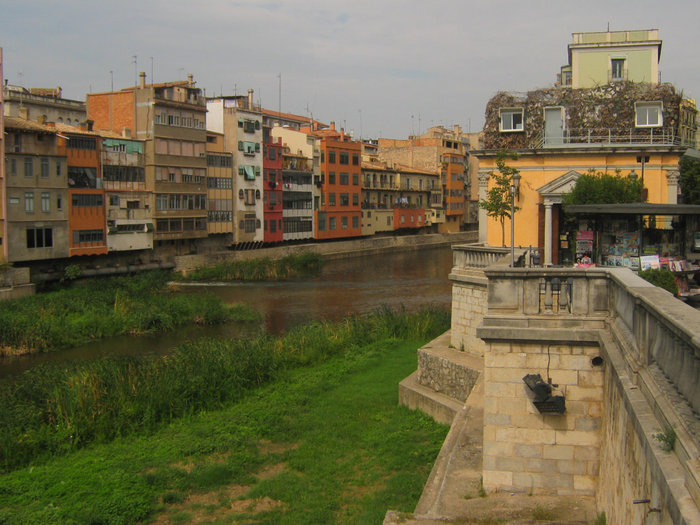 Цветные дома над рекой — самая известная достопримечательность Жироны Жирона, Испания