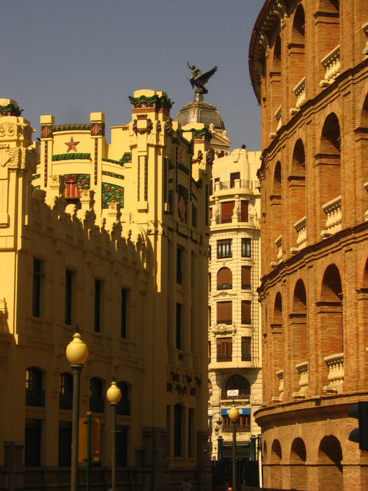 Слева — вокзал, справа — арена для Корриды Валенсия, Испания