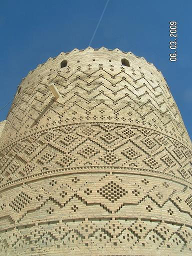 Башня выглядит крайне грозно; совсем незаметно, что она разваливается Шираз, Иран