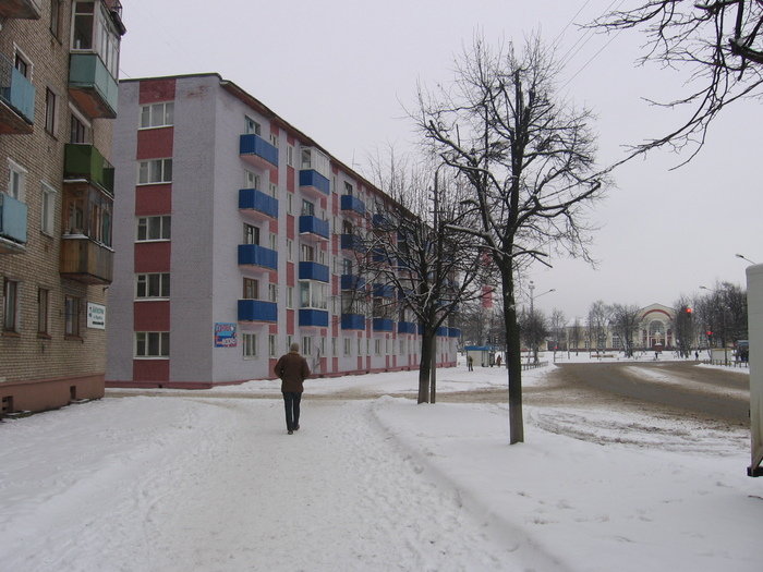 Еще интересно, что в Полоцке практически нет старого хрущевского и подобного ему жилья. Например, кирпичные серые пятиэтажки, коих полно и в наших городах, тут красятся в веселенькие цвета. Например, вот так! Полоцк, Беларусь
