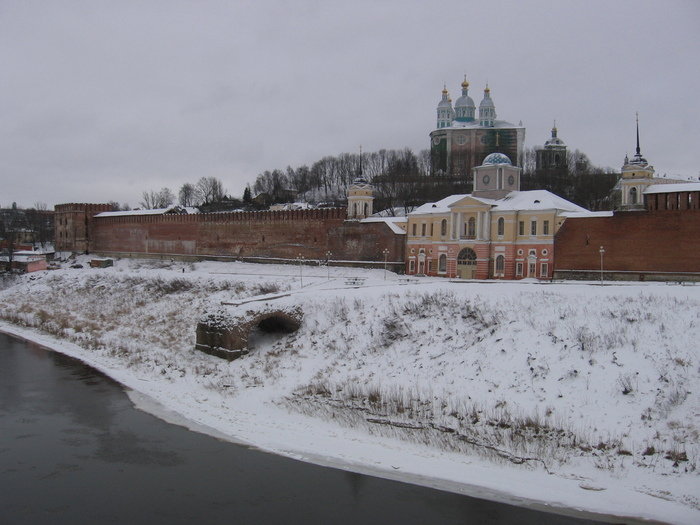 А сам Смоленский кремль — сооружение очень большое. В нем целый город находится. Так он выглядит со стороны Днепра! Смоленск, Россия
